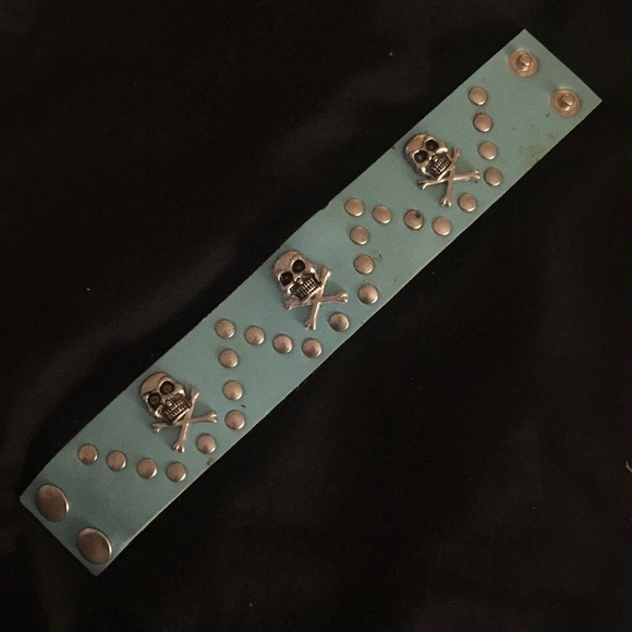 Leather Skull & Crossbones Bracelet - Picture 4 of 8